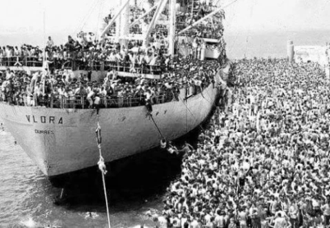 Vlora refugee ship black and white